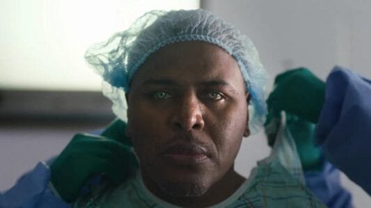 O comovente documentário sobre homem que viaja à Índia para mudar cor dos olhos