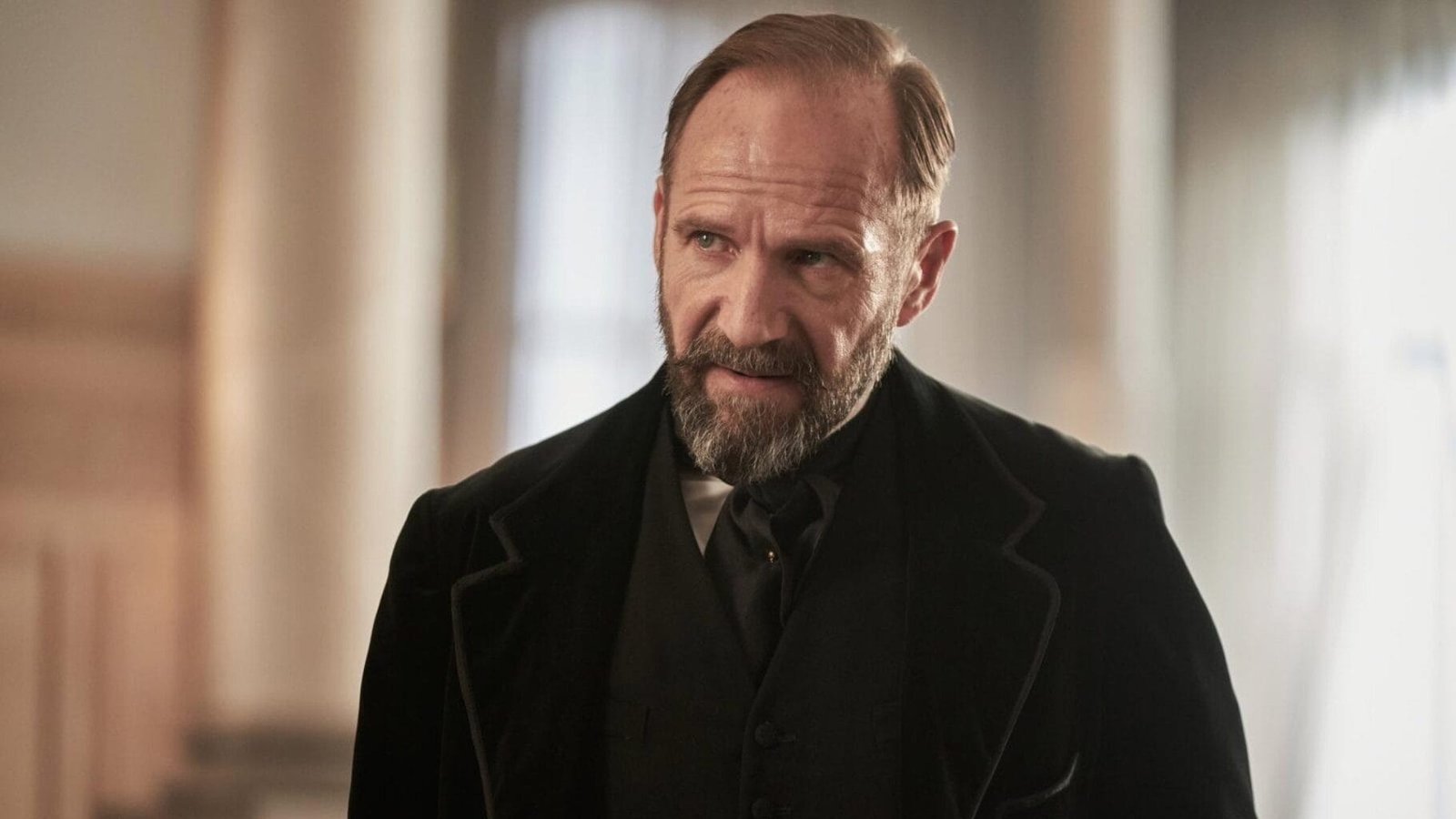 Sinfonia de Guerra Ralph Fiennes HBO